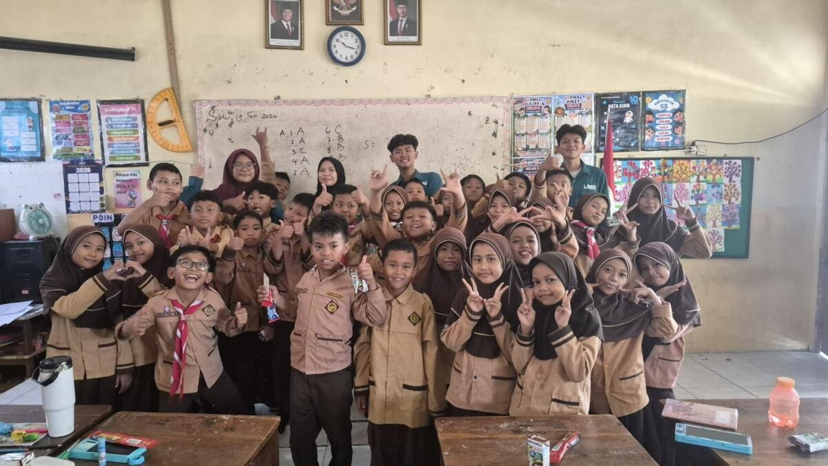 Gunung Meletus Mini, Cara Mahasiswa KKN UMG Edukasi Siswa tentang Bencana