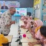 Guru Tamu asal Prancis Ajak Siswa SD Mudri Berani Berbahasa Inggris