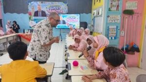 Guru Tamu asal Prancis Ajak Siswa SD Mudri Berani Berbahasa Inggris