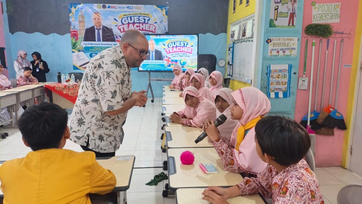Guru Tamu asal Prancis Ajak Siswa SD Mudri Berani Berbahasa Inggris