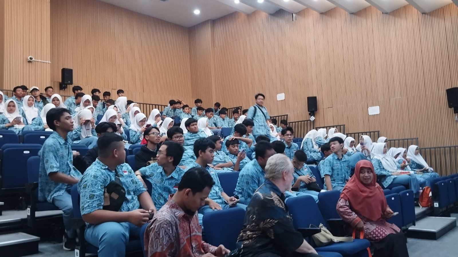 Jelajahi Laboratorium ITS, Murid Smamda Kenali Dunia Kampus