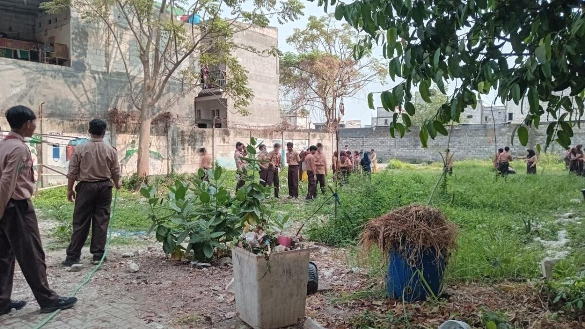 Karung Kosong, Pelajaran Penuh: Catatan Mahasiswa PLP dari Jumat Bersih di SMP Negeri 54 Surabaya