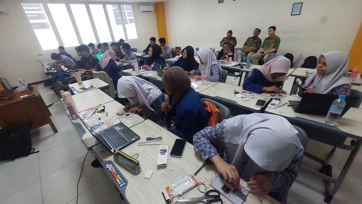 Serunya Siswa Smamda Surabaya Jelajahi Dunia IoT dalam Edufair 2026