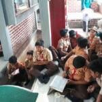 Mahasiswa KKN UMG Ajak Siswa UPT SDN 74 Gresik Nobar Film “Jumbo”