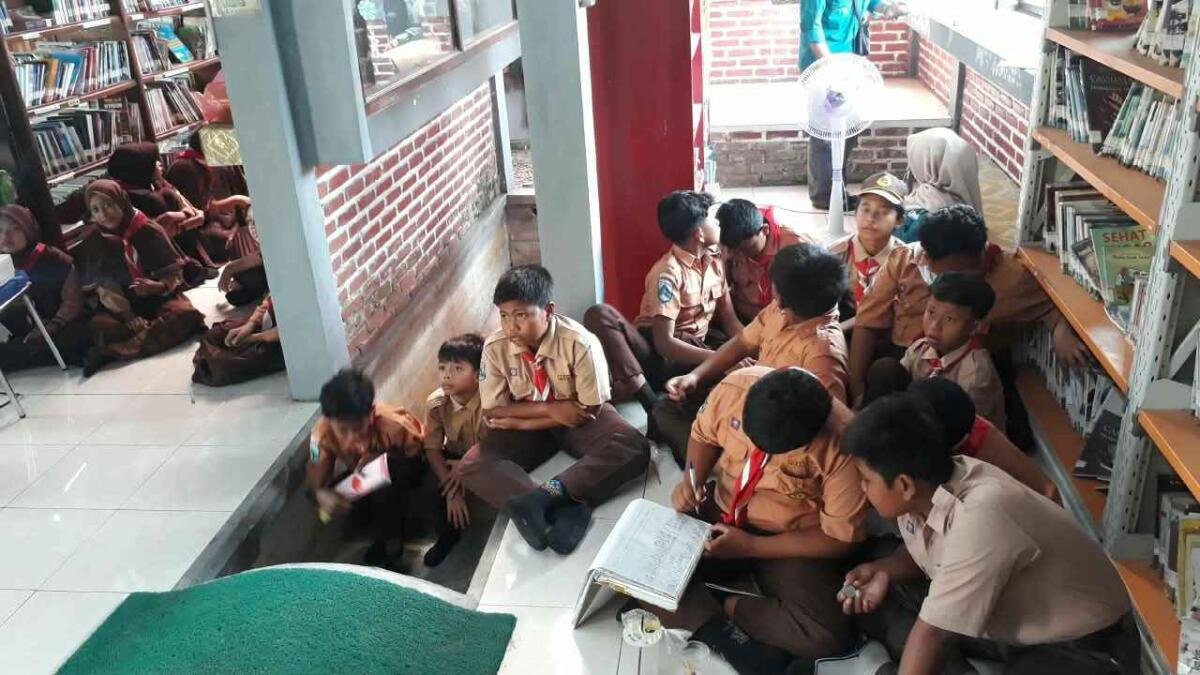 Mahasiswa KKN UMG Ajak Siswa UPT SDN 74 Gresik Nobar Film “Jumbo”