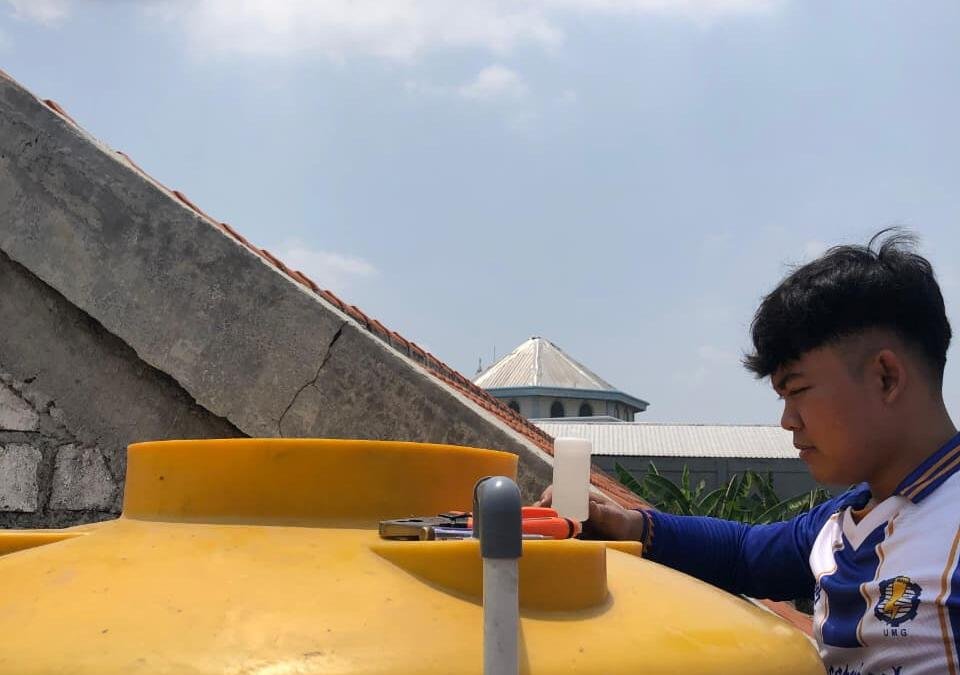 KKN Tematik 26 UMG Pasang Sensor Water Level untuk Memantau Ketinggian Air di Desa Dadapkuning