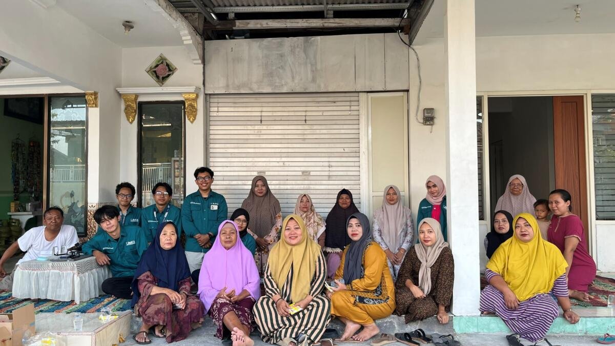 Mahasiswa KKN UMG Kenalkan AI dan Bahaya Penipuan Online kepada Ibu-Ibu