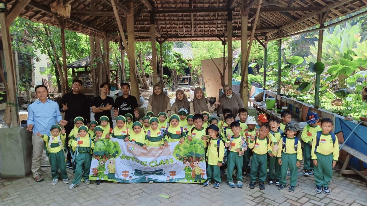 Mengenal Herbal Sejak Dini: Murid TK Aisyiyah 49 Griya Kencana Buat Jamu Tradisional di Sekolah Ndeso