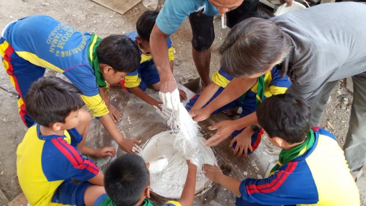 Dari Perkemahan ke Dunia Usaha, Siswa SD Muhammadiyah 3 Ikrom Belajar Membuat Gypsum