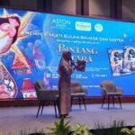 Rayakan Bulan Bahasa dan Sastra, Guru Spemdalas Hadiri Bedah Novel di Aston Gresik Hotel
