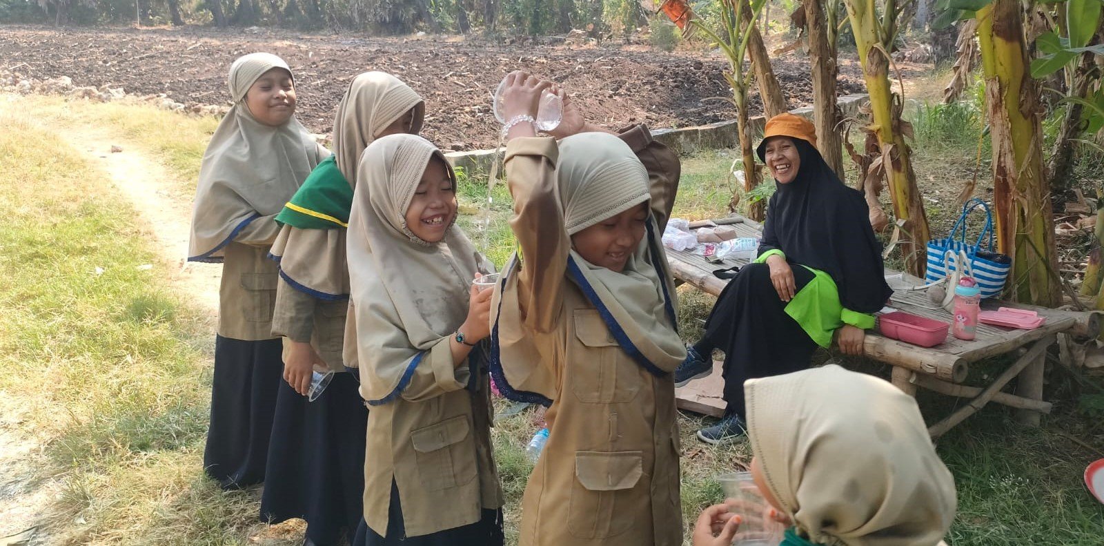Outbond Kepanduan MIM 01 Pondok Modern Paciran Latih Keberanian dan Kekompakan Siswa