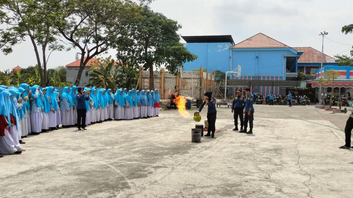 Siswa MTs Muhammadiyah 15 Al Mizan Belajar Jadi Pemadam Kebakaran Sehari