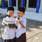 Duo Kembar Siswa MI Muhammadiyah 4 Wotan Lantunkan Ayat Suci, Hari Santri Kian Semarak dengan Entrepreneur Day