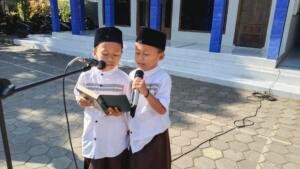 Duo Kembar Siswa MI Muhammadiyah 4 Wotan Lantunkan Ayat Suci, Hari Santri Kian Semarak dengan Entrepreneur Day