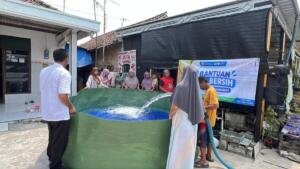 Peduli Warga Terdampak Kemarau, RSM Kalikapas Lamongan Distribusikan Air Bersih