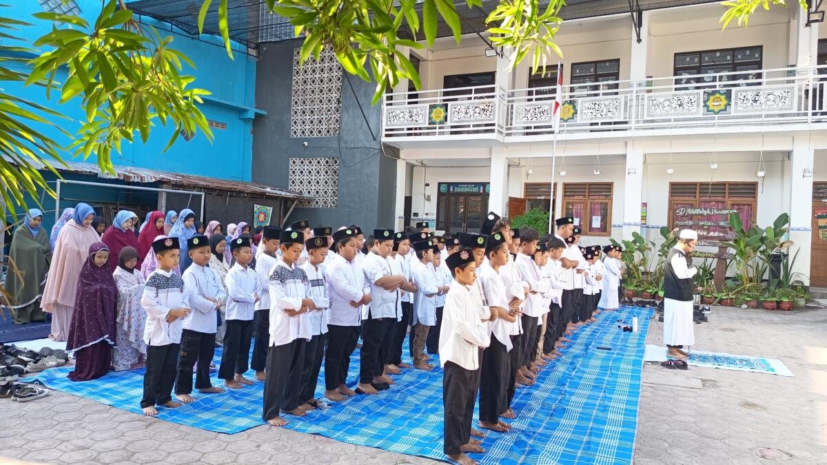 Ikhtiar Doa Menembus Langit! Momen Khusyuk Murid dan Guru SD Musaka Saat Shalat Istisqa
