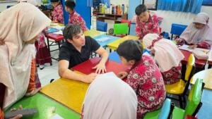 Guru Asal Kanada Hadirkan Pembelajaran Bahasa Inggris yang Menyenangkan di SDMM