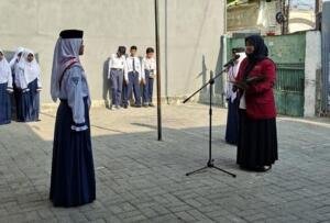 Mahasiswa PPG Calon Guru Umsura Jadi Pembina Upacara, Ajak Murid Jaga Kerukunan