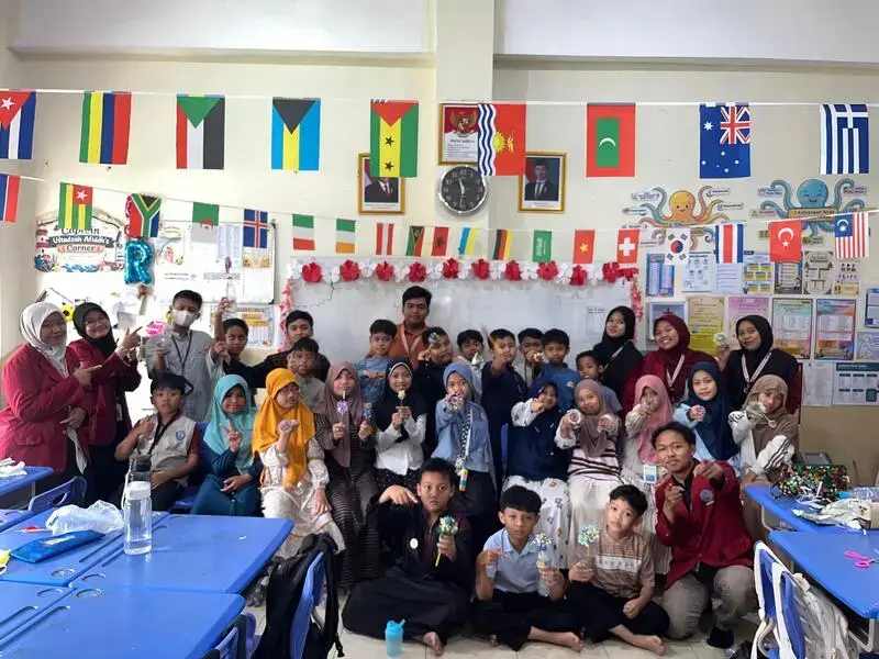 Sulap Sampah Jadi Bunga Hias, Mahasiswa Umsida Tanamkan Cinta Lingkungan