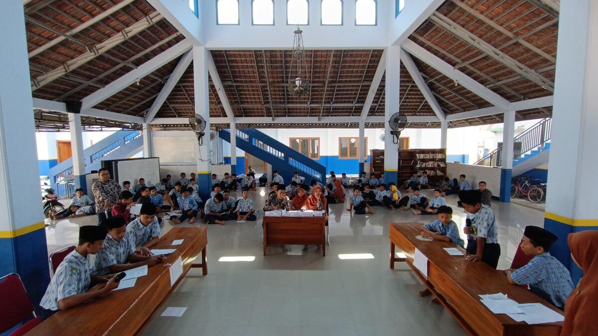 Semarak Bulan Bahasa, SMP MBS Jombang Gelar Lomba Debat untuk Asah Nalar dan Kepercayaan Diri Santri