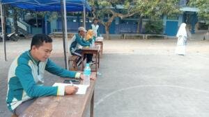 Dewan Juri Cermat Nilai Penampilan Petugas Upacara di COC Season 4 SMPM 12 Paciran