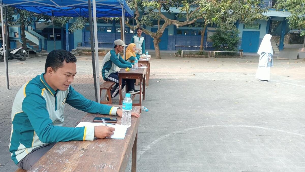 Dewan Juri Cermat Nilai Penampilan Petugas Upacara di COC Season 4 SMPM 12 Paciran