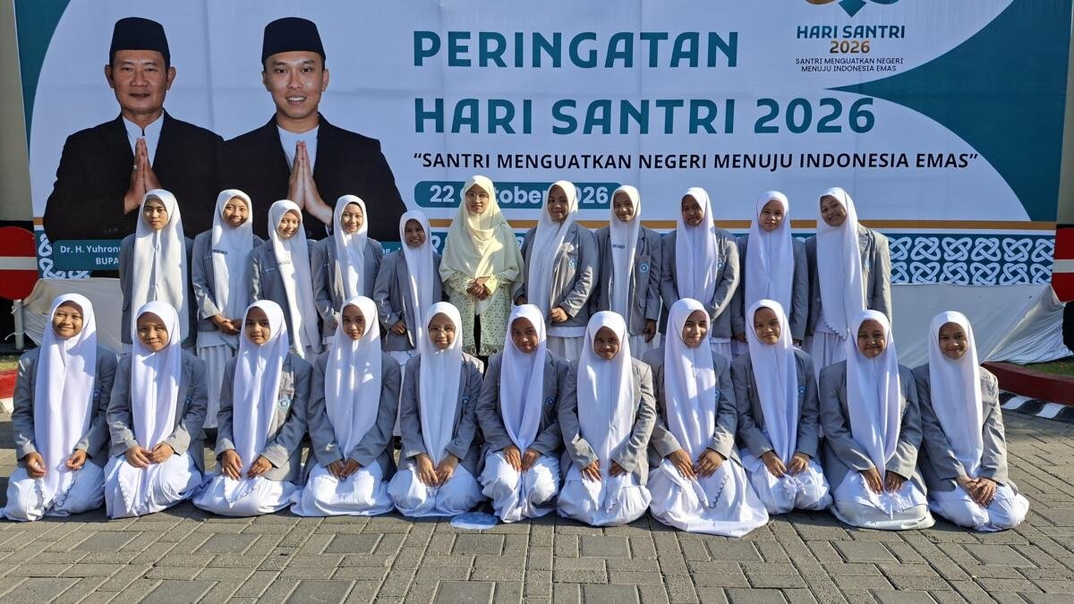 Siswa MA Muhammadiyah 9 Al Mizan Ikuti Upacara Hari Santri Nasional di Alun-Alun Lamongan