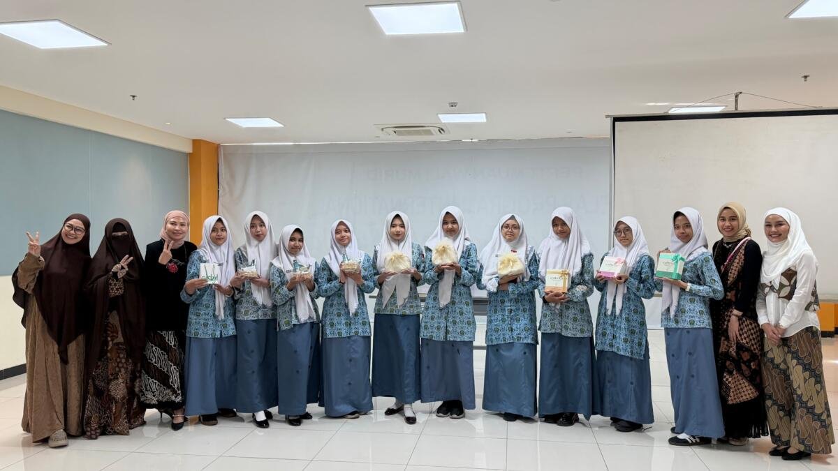 Gandeng 25 Dokter Spesialis, Keputrian Smamda Surabaya Edukasi Siswi tentang Kesehatan Reproduksi