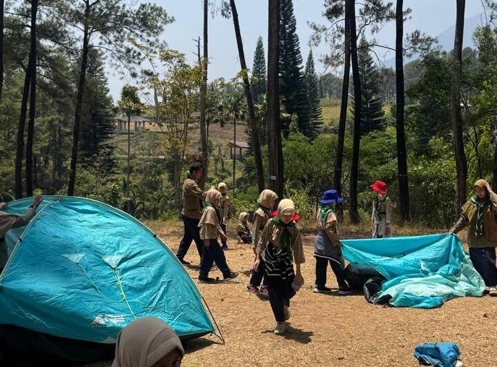Pantang Menyerah, Siswa SD Muhammadiyah 3 Ikrom Wage Berjuang Mendirikan Tenda di Student Scout Camp 2026
