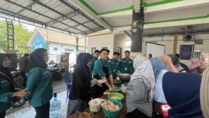 KKN Tematik 26 UMG Latih Warga Dadapkuning Olah Ayam Geprek dan Kuasai Pemasaran Digital