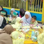 Gerakan Orang Tua Membacakan Buku Jadi Family Time di TK Aisyiyah 5 Bungah