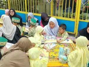 Gerakan Orang Tua Membacakan Buku Jadi Family Time di TK Aisyiyah 5 Bungah