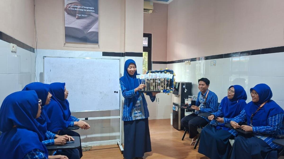 Alphabet Sticks dan Topic Cards, Cara Seru Guru Spemdalas Latih Speaking