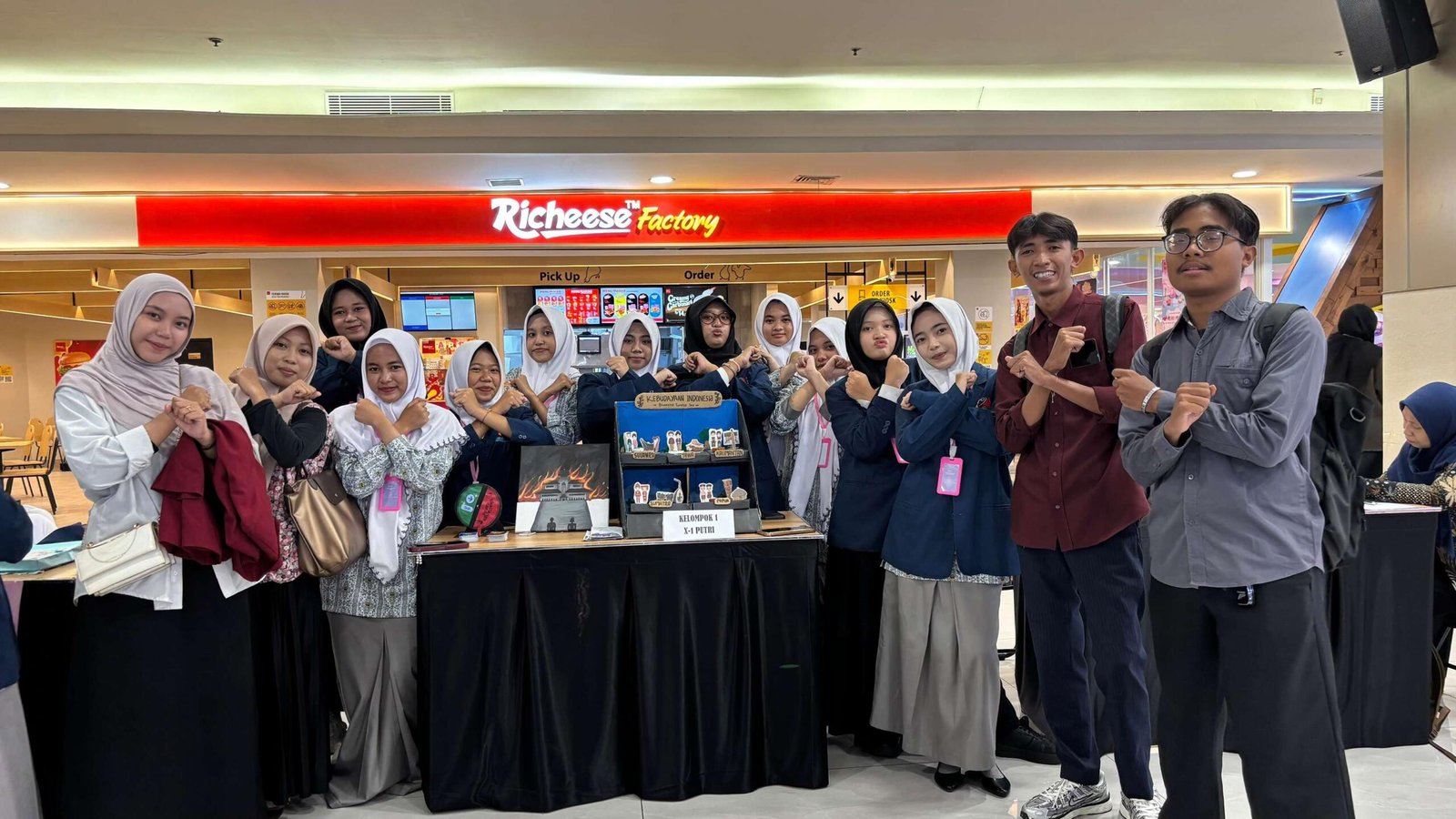 Kelas Pindah ke Mall: FTS SMA Muhammadiyah 10 Surabaya Sulap BG Junction Jadi Ruang Belajar Seru