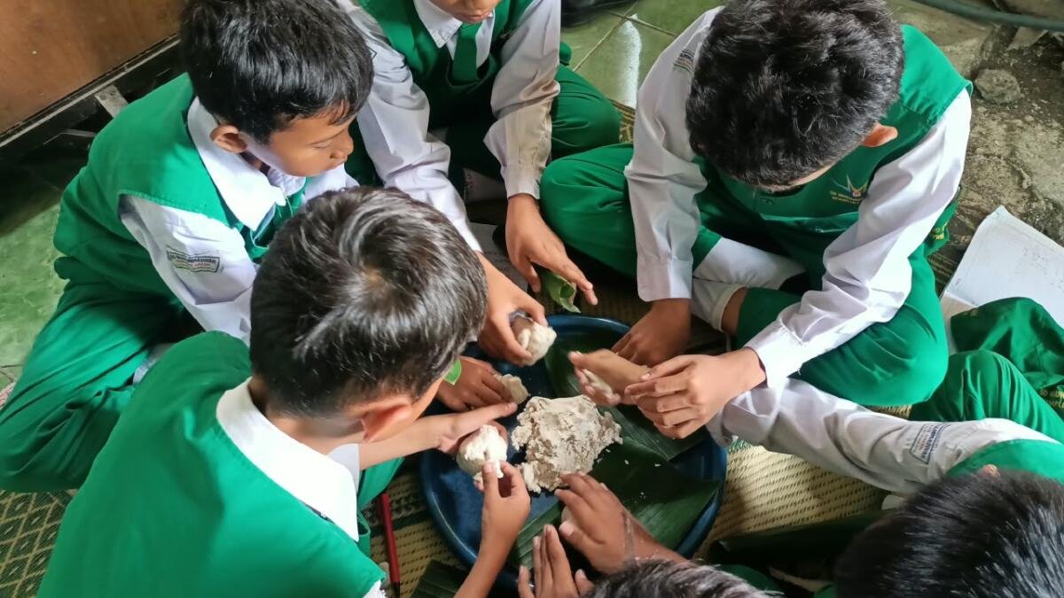 Mengenal Kearifan Lokal, Murid SD Mugres Kampus B Kunjungi Rumah Produksi Pembuatan Bonggolan di Sidayu Gresik