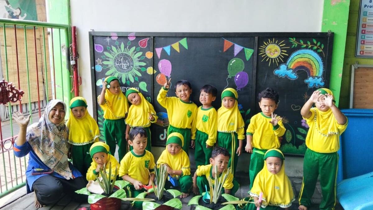 TK ABA 10 Kalijaten Tanamkan Cinta Lingkungan melalui Budidaya Nanas Sejak Dini