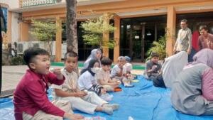 Anak Hebat SDM 3 Ikrom Wage Belajar Mengupas Telur, Latih Motorik dan Sensori