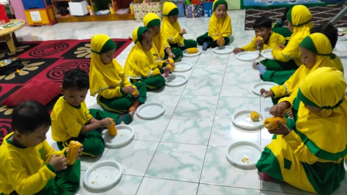 Cooking Class TK ABA 10 Kalijaten: Anak Belajar Membuat Jasuke dengan Ceria