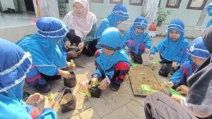 Outing Class PAUD Aisyiyah II Kota Probolinggo, Anak-anak Praktik Menanam Bibit Cabai