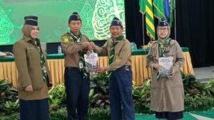Buku Jejak Sejarah HW Jatim 2000–2025 Diserahkan kepada Kwarpus pada Tanwir I