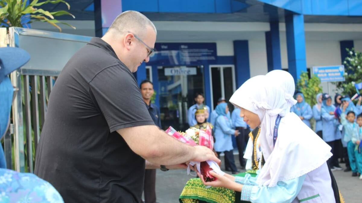 Tak Menyangka Disambut Semeriah Itu, Intern Teacher Asal Amerika Ini Terharu di SDMM