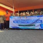Kunjungi Radio Cakra Krisna, Siswa SD Aisyiyah 1 Nganjuk Praktik Jadi Penyiar