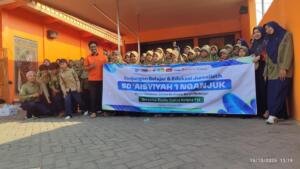 Kunjungi Radio Cakra Krisna, Siswa SD Aisyiyah 1 Nganjuk Praktik Jadi Penyiar