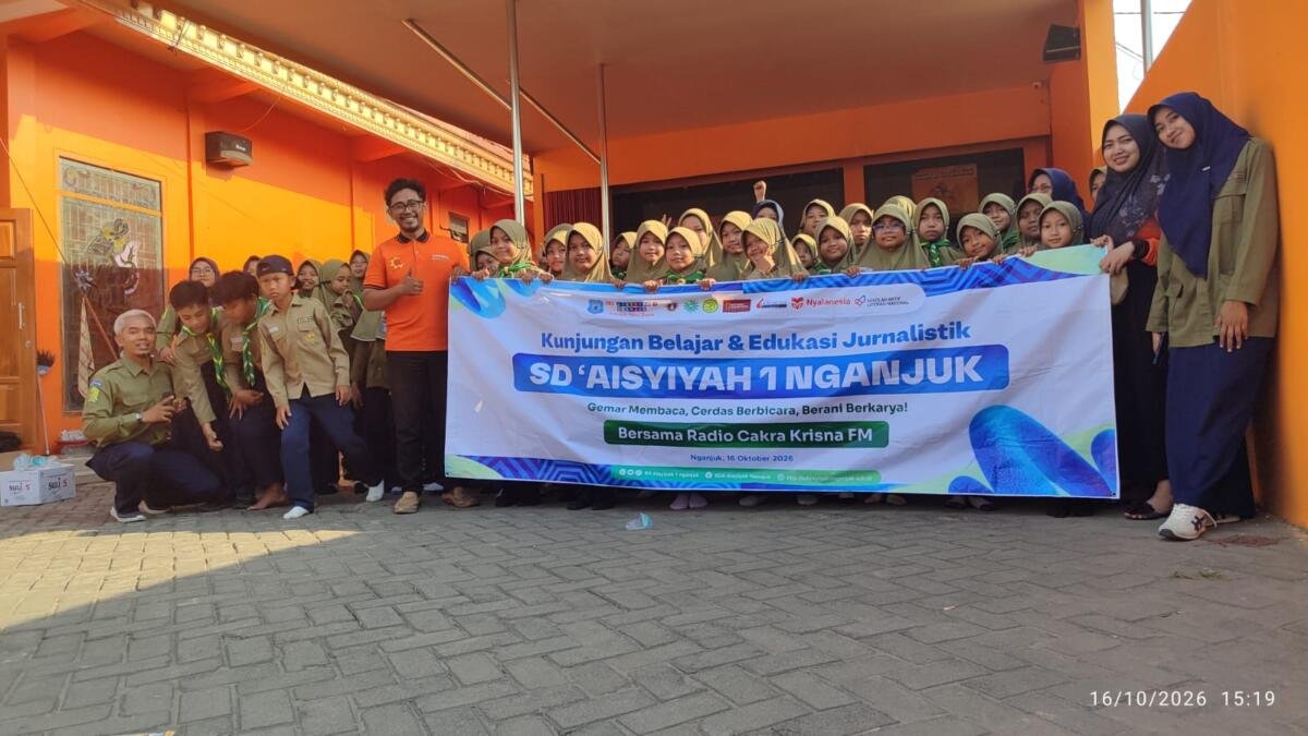 Kunjungi Radio Cakra Krisna, Siswa SD Aisyiyah 1 Nganjuk Praktik Jadi Penyiar