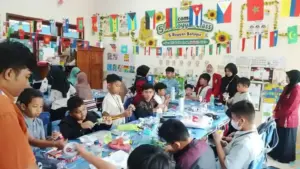Sulap Sampah Jadi Bunga Hias, Mahasiswa Umsida Tanamkan Cinta Lingkungan 