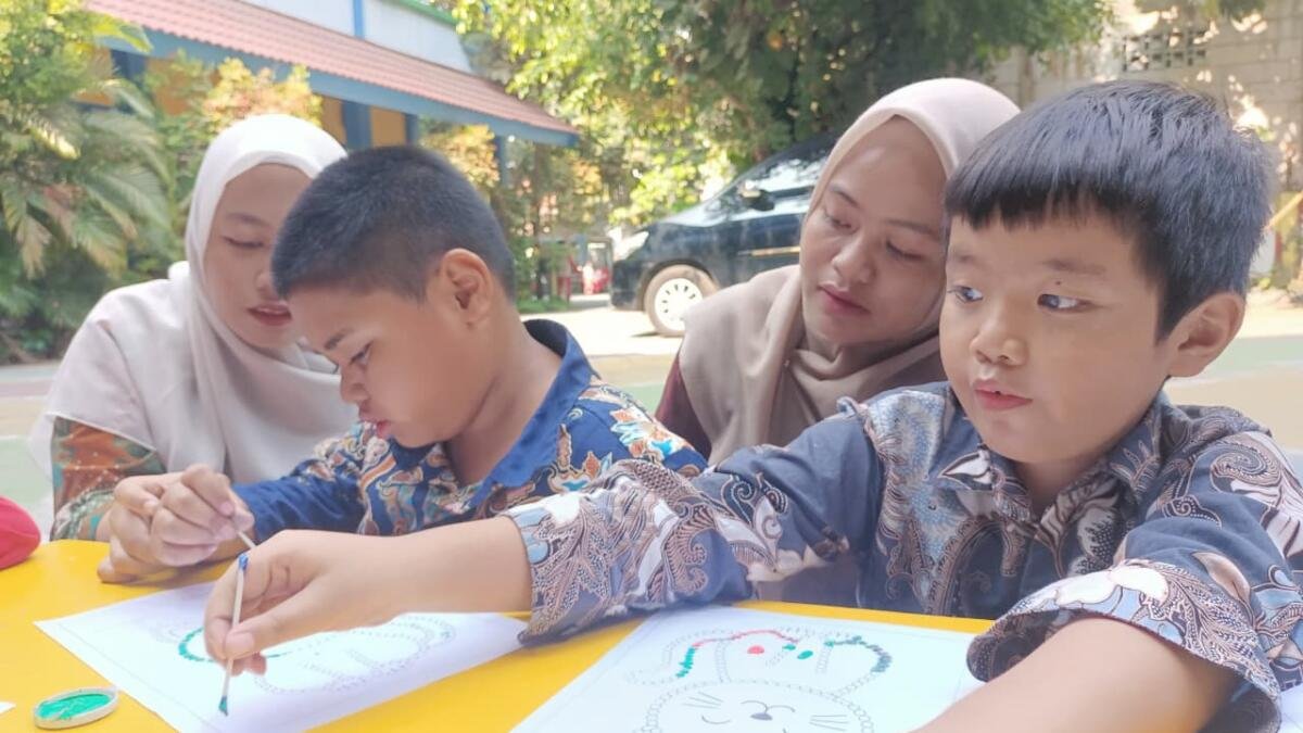 Kolase Jejak Warna: PDPD SD Mugres Kampus B Belajar Fokus Melalui Warna
