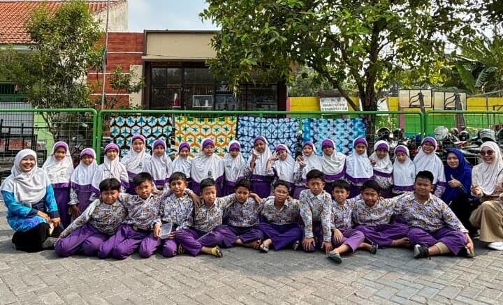 Super Parents Kelas 5 SD Muhammadiyah 1 Krian Ajarkan Membuat Batik dengan Teknik Shibori