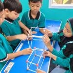 Lompat, Rakit, Hitung! Serunya Murid SD Mumtaz Berburu Bangun Ruang