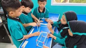 Lompat, Rakit, Hitung! Serunya Murid SD Mumtaz Berburu Bangun Ruang
