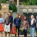 Komunitas Pejuang Nasi Lamongan Ajak UKM UMDC Umla Berbagi 70 Bungkus Nasi di Pendopo Lokatantra